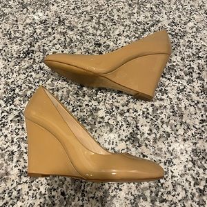 Nude patent leather wedges